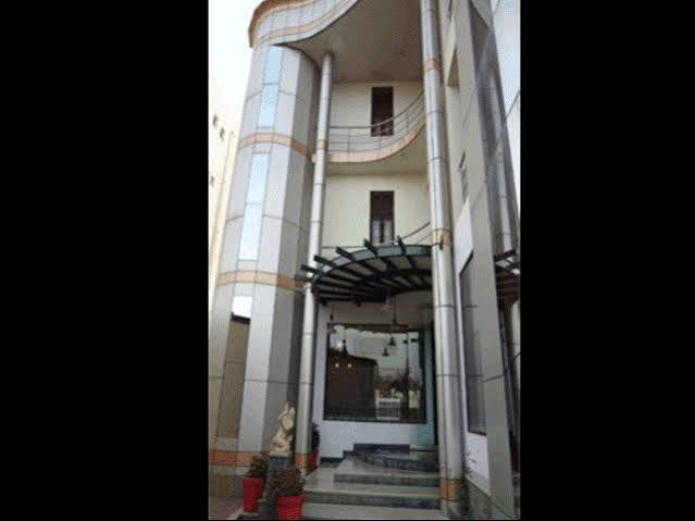 Hotel Airport Residency 阿穆达巴 外观 照片