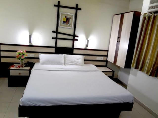 Hotel Airport Residency 阿穆达巴 外观 照片